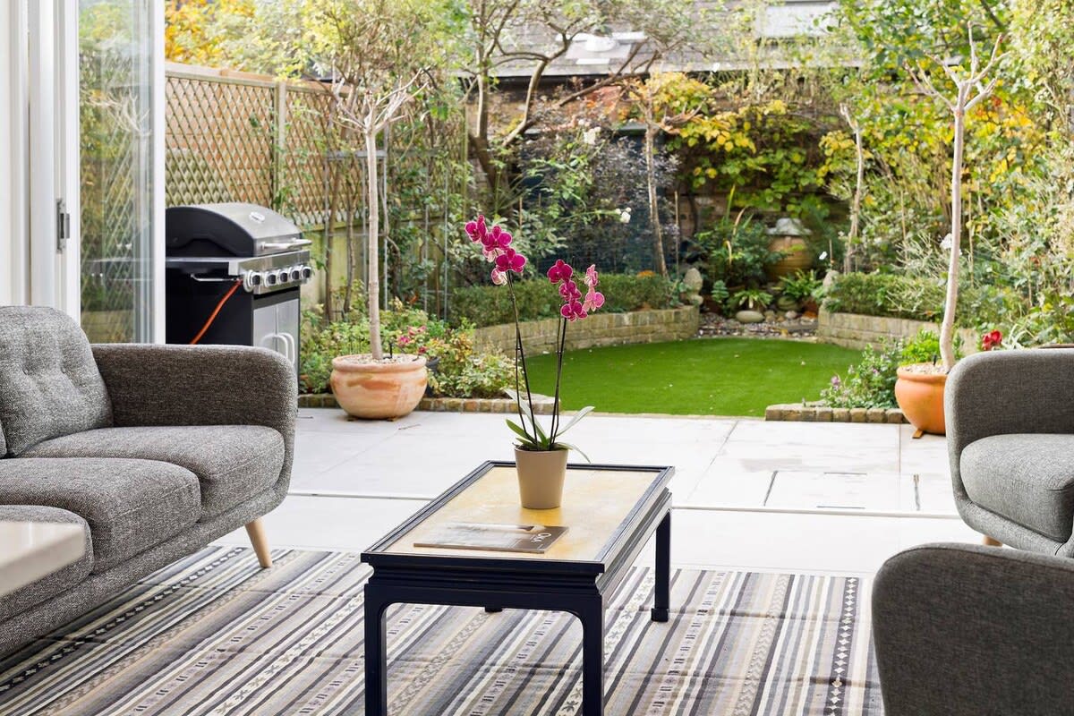 Spacious 4 Bed House, Battersea in 12 Berber Road SW11 6RZ - Property image 2 - VivreStays