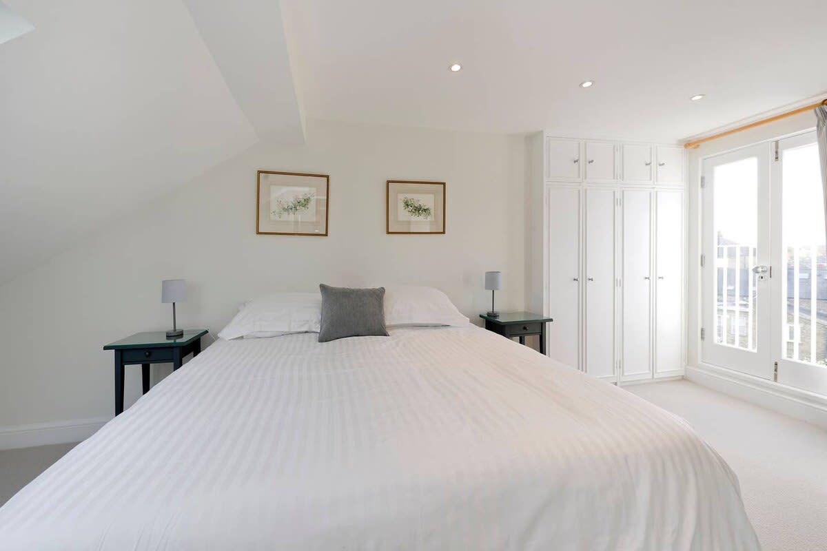 Spacious 4 Bed House, Battersea in 12 Berber Road SW11 6RZ - Property image 36 - VivreStays