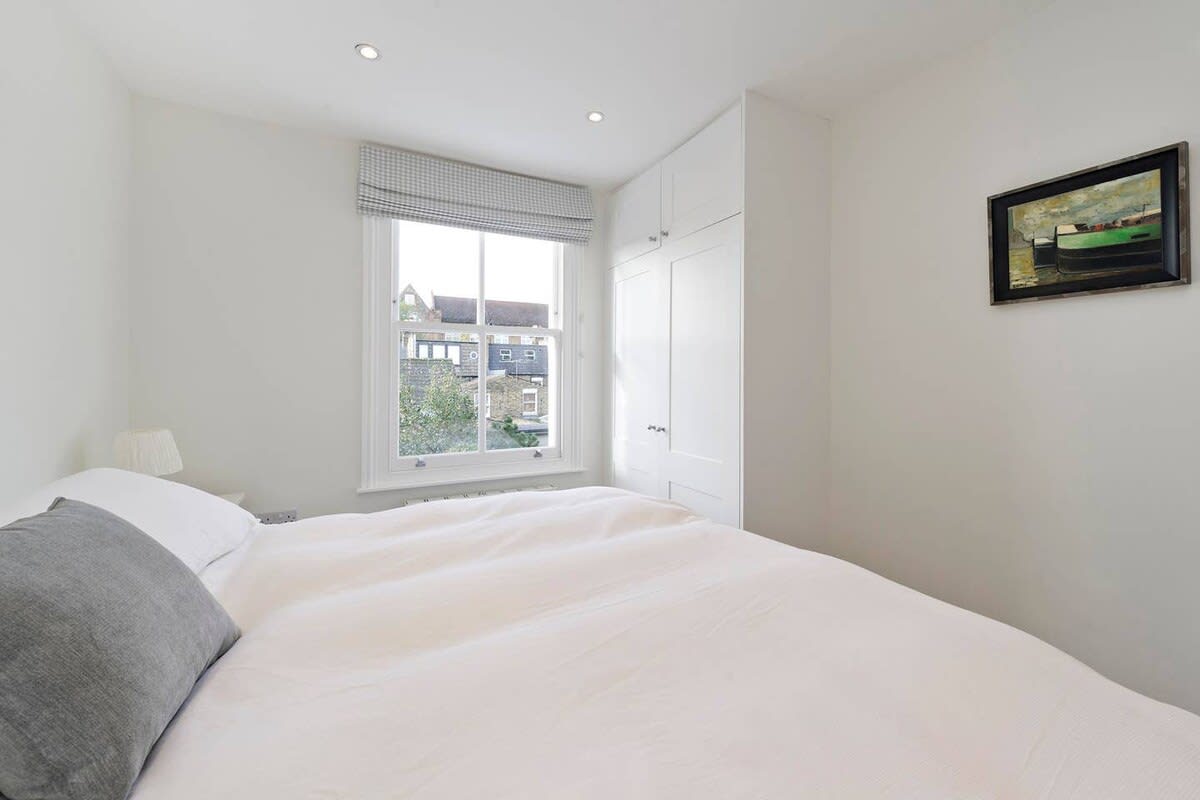 Spacious 4 Bed House, Battersea in 12 Berber Road SW11 6RZ - Property image 29 - VivreStays