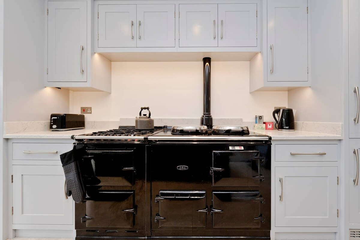 Spacious 4 Bed House, Battersea in 12 Berber Road SW11 6RZ - Property image 17 - VivreStays
