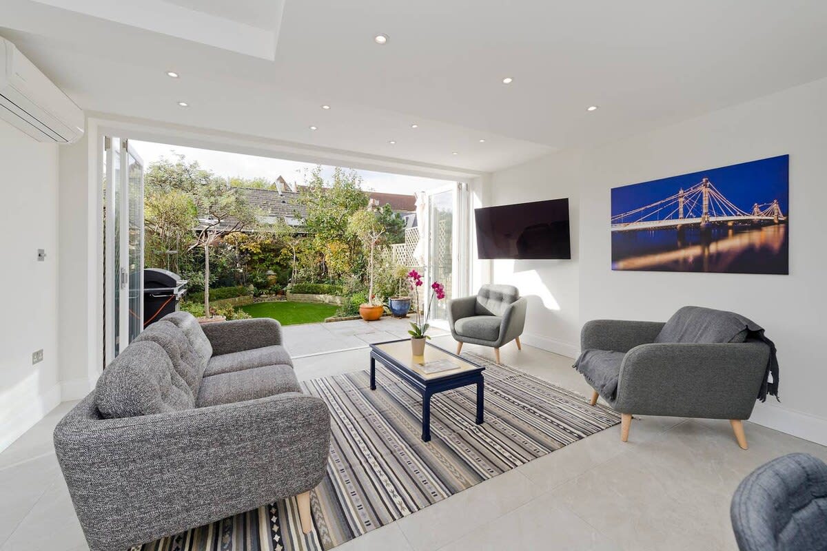 Spacious 4 Bed House, Battersea in 12 Berber Road SW11 6RZ - Property image 18 - VivreStays