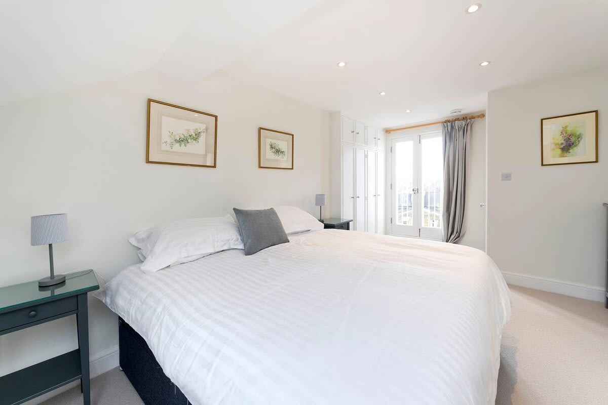Spacious 4 Bed House, Battersea in 12 Berber Road SW11 6RZ - Property image 33 - VivreStays