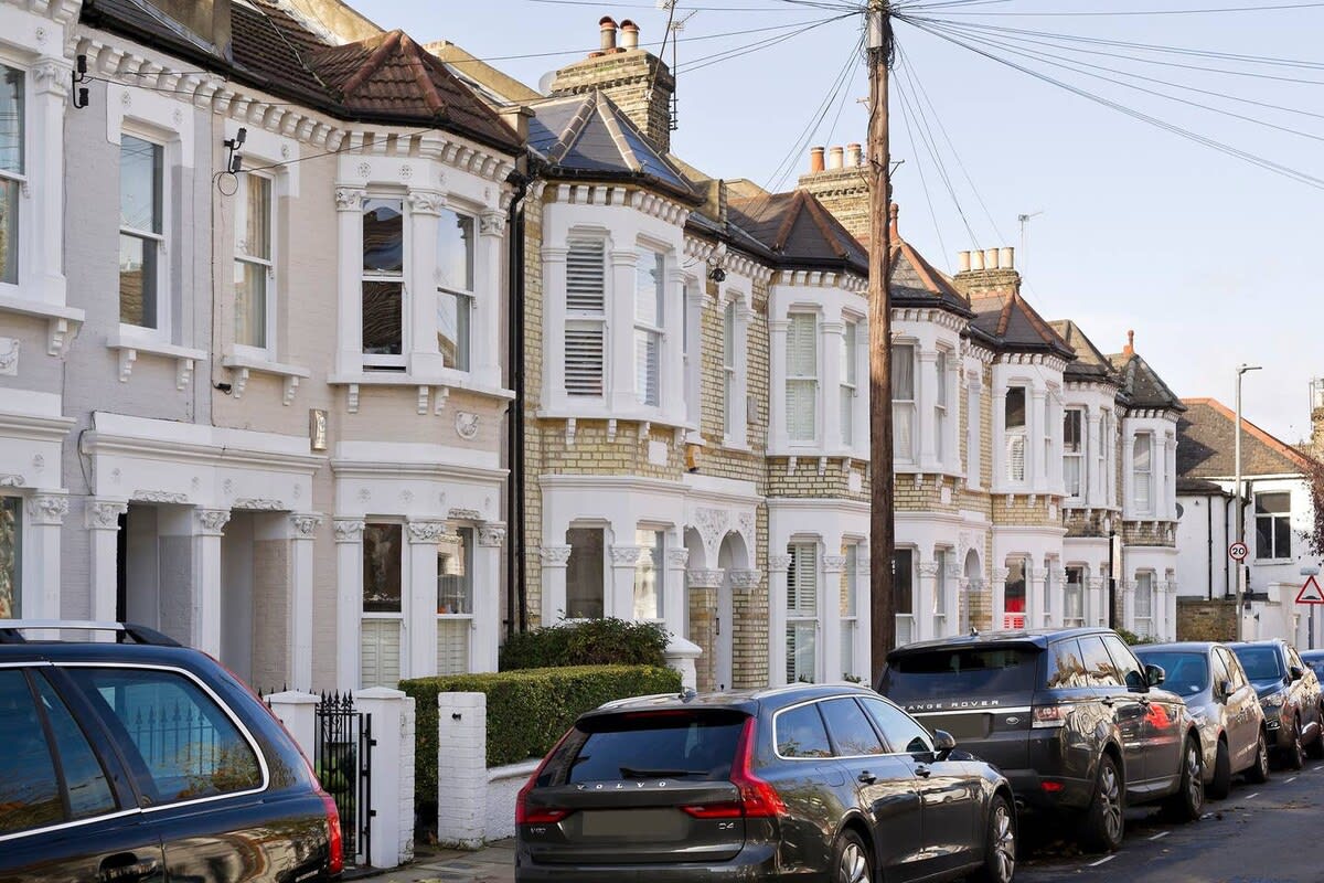 Spacious 4 Bed House, Battersea in 12 Berber Road SW11 6RZ - Property image 9 - VivreStays