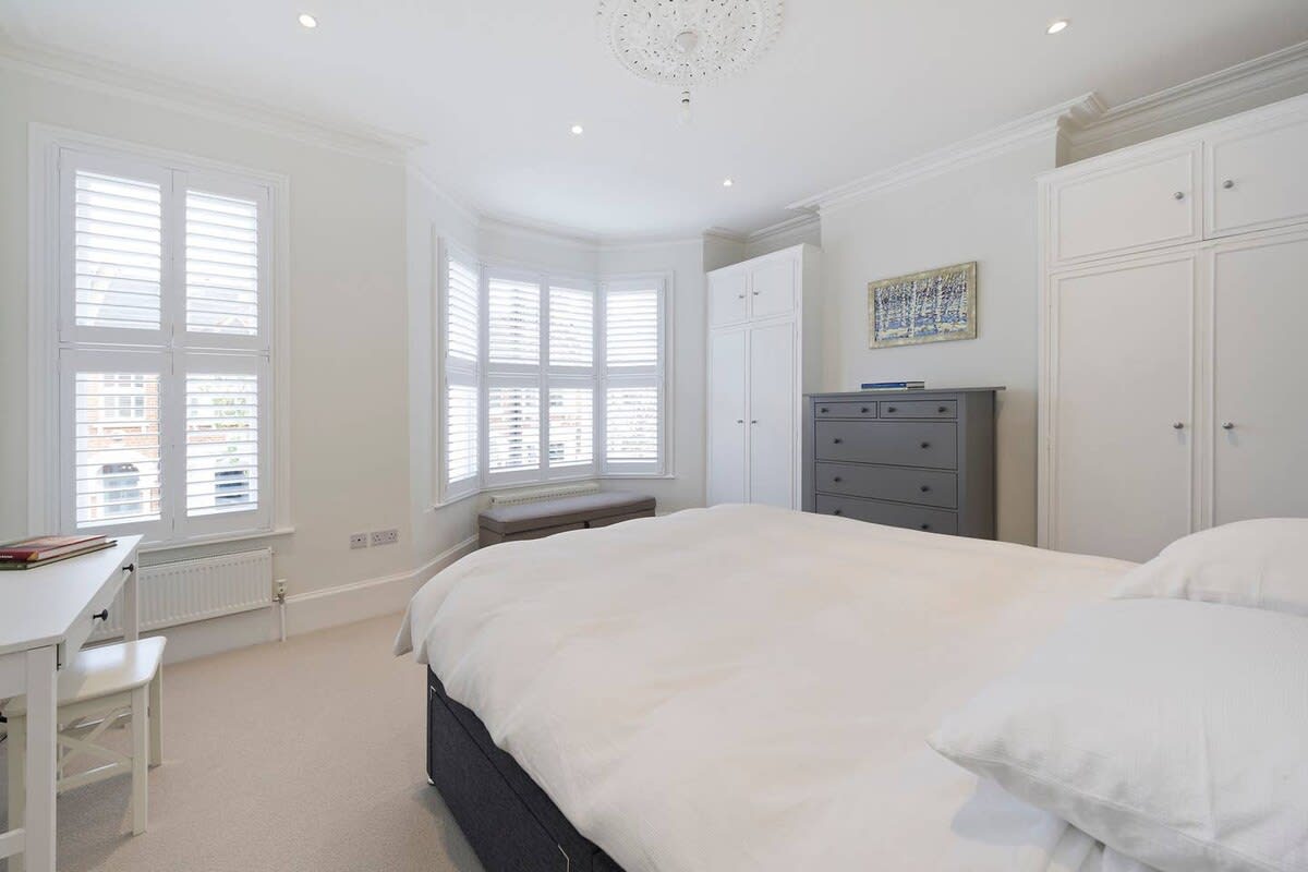 Spacious 4 Bed House, Battersea in 12 Berber Road SW11 6RZ - Property image 20 - VivreStays
