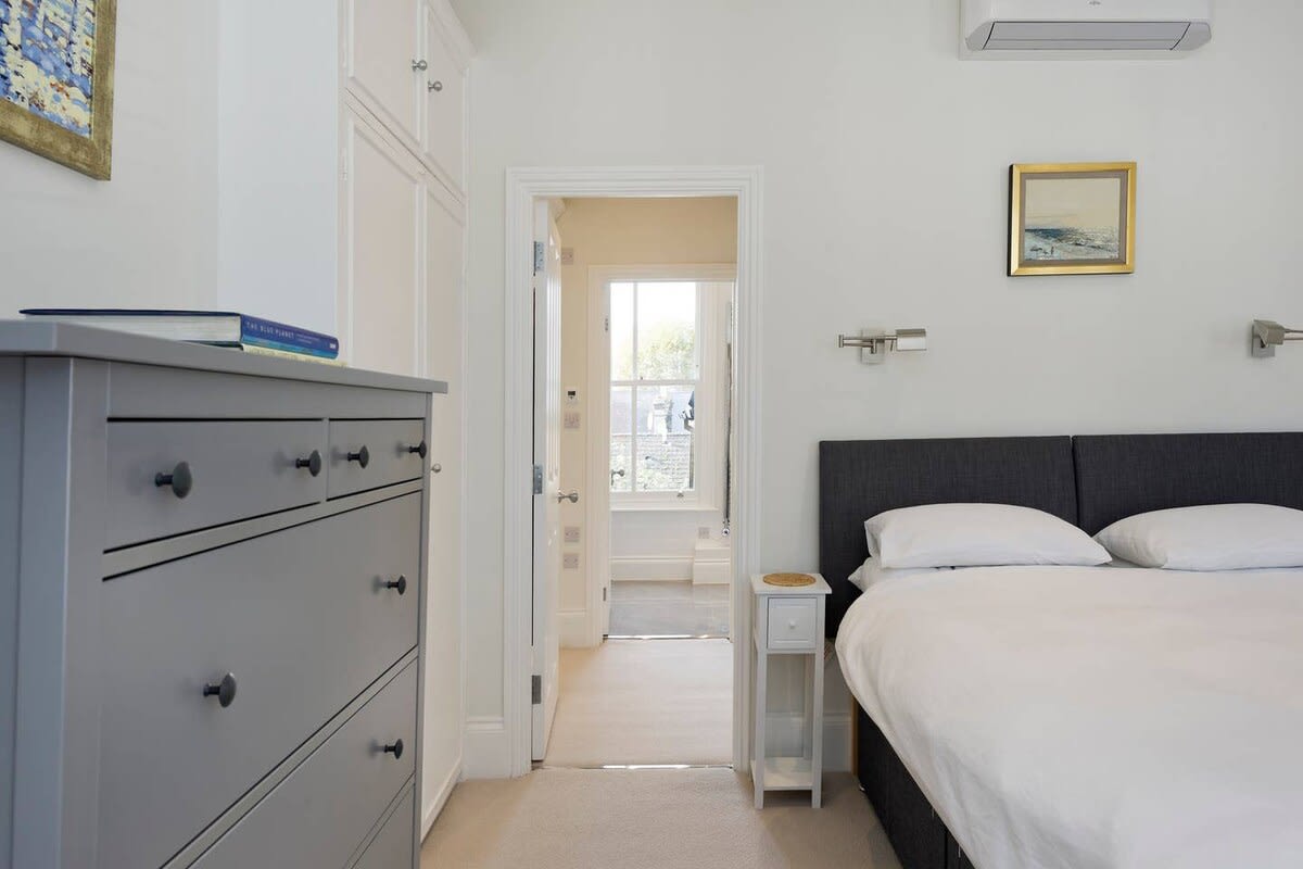 Spacious 4 Bed House, Battersea in 12 Berber Road SW11 6RZ - Property image 23 - VivreStays