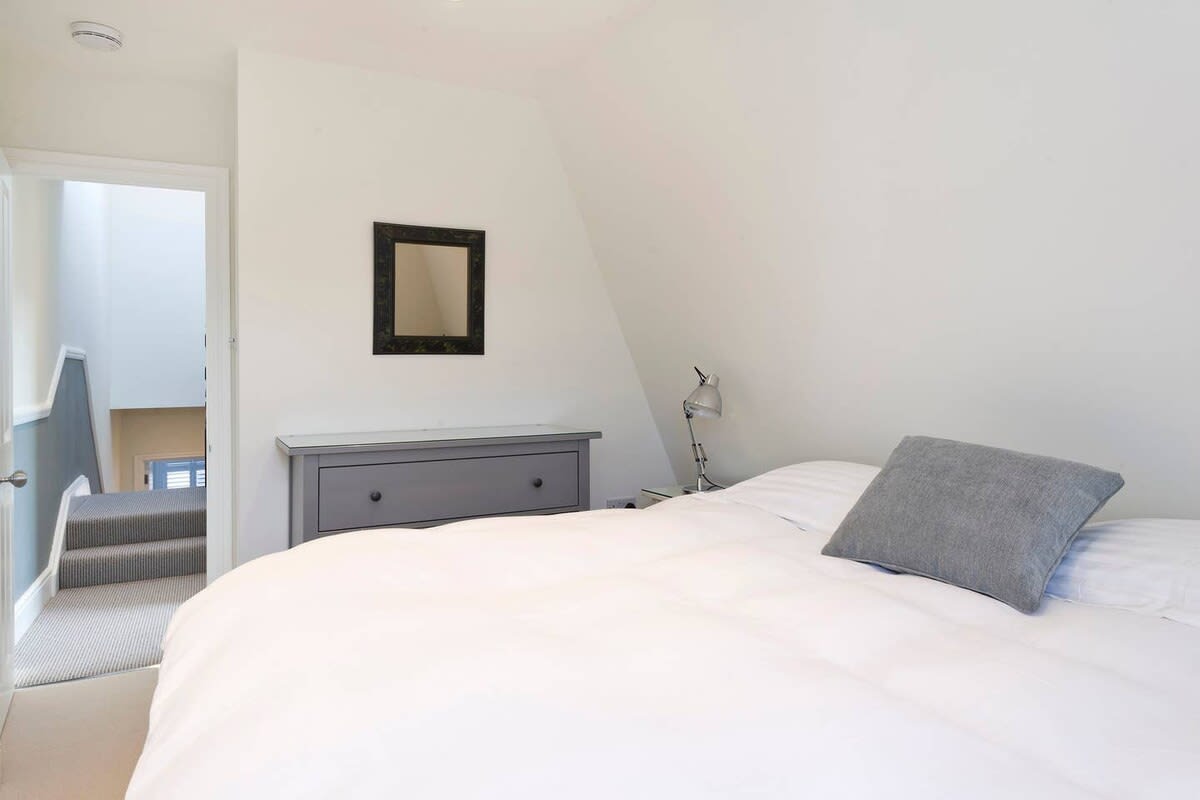 Spacious 4 Bed House, Battersea in 12 Berber Road SW11 6RZ - Property image 38 - VivreStays
