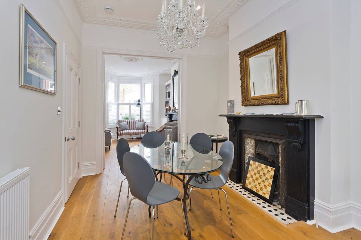 Spacious 4 Bed House, Battersea in 12 Berber Road SW11 6RZ - Property image 12 - VivreStays