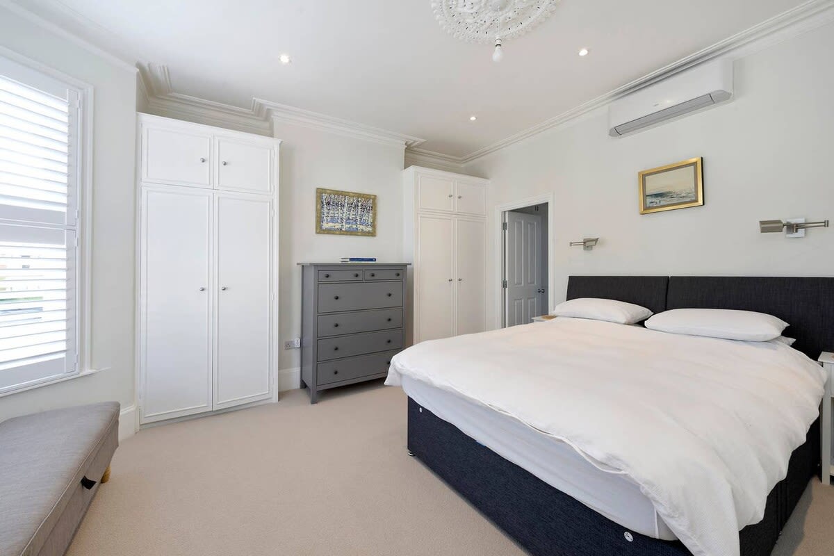 Spacious 4 Bed House, Battersea in 12 Berber Road SW11 6RZ - Property image 5 - VivreStays