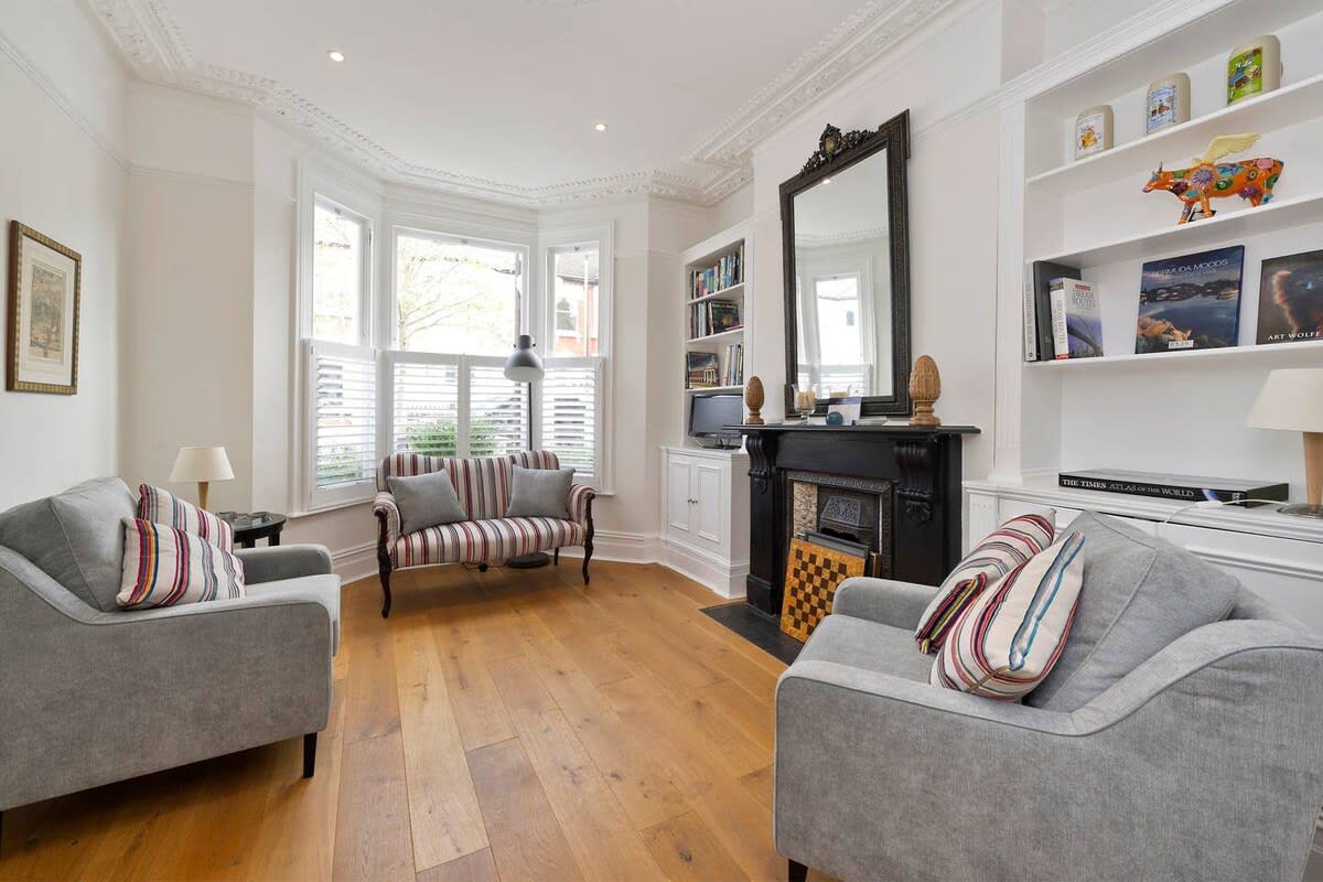 Spacious 4 Bed House, Battersea in 12 Berber Road SW11 6RZ - Property image 3 - VivreStays