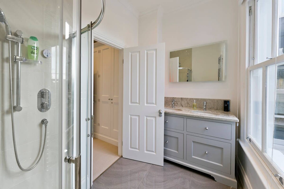 Spacious 4 Bed House, Battersea in 12 Berber Road SW11 6RZ - Property image 26 - VivreStays