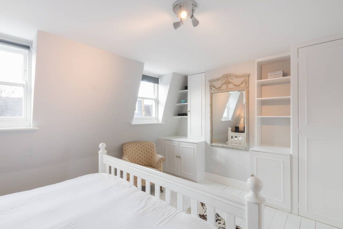 View Large 4-Bed House with a Garden, Fulham in Waterford Road 41 SW6 2DT Large 4-Bed House with a Garden, Fulham in Waterford Road 41 SW6 2DT - Property image 15 - VivreStays