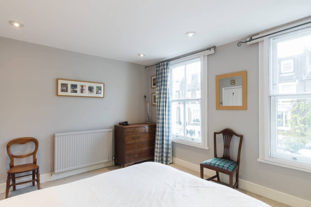 View Large 4-Bed House with a Garden, Fulham in Waterford Road 41 SW6 2DT Large 4-Bed House with a Garden, Fulham in Waterford Road 41 SW6 2DT - Property image 10 - VivreStays