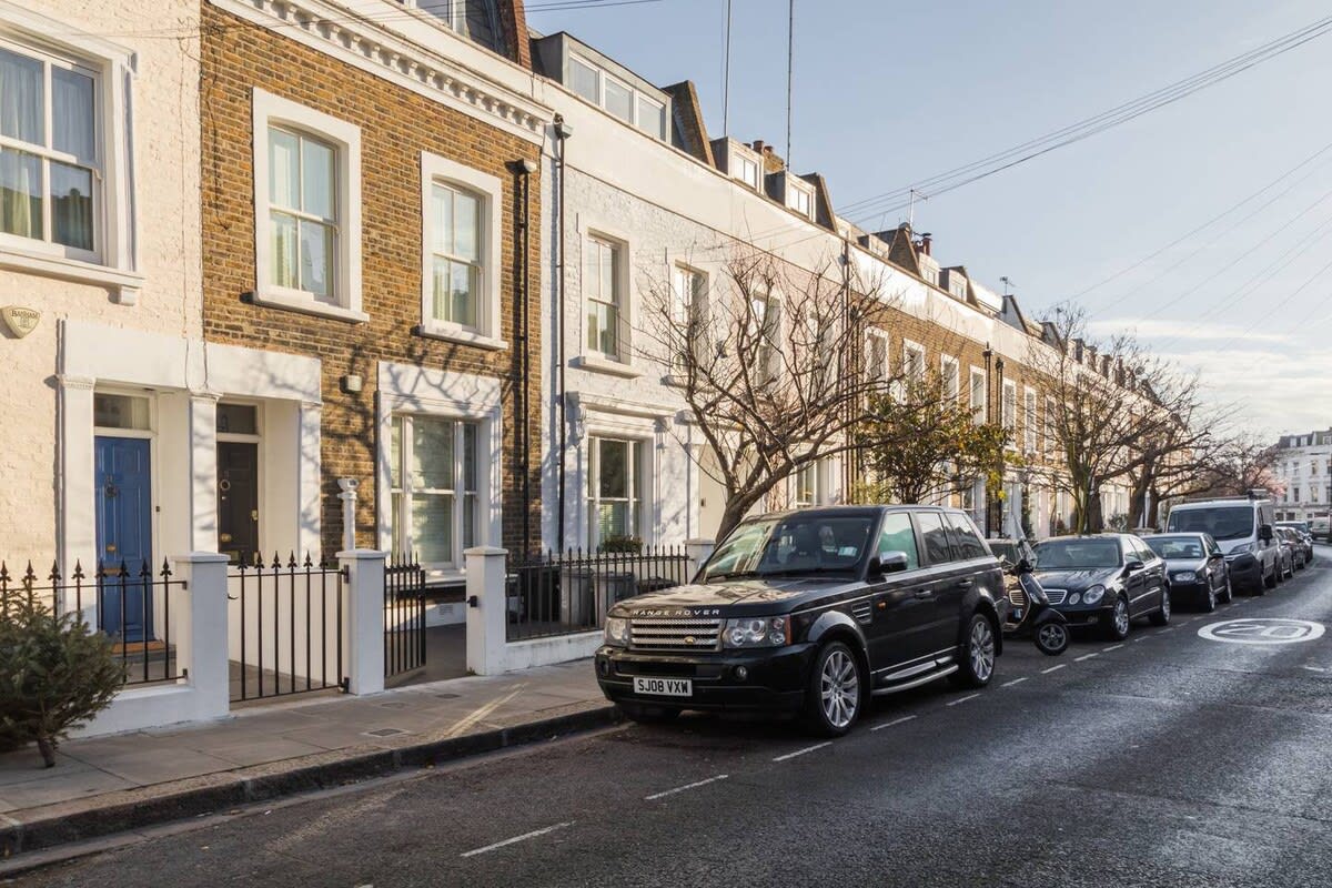 View Large 4-Bed House with a Garden, Fulham in Waterford Road 41 SW6 2DT Large 4-Bed House with a Garden, Fulham in Waterford Road 41 SW6 2DT - Property image 35 - VivreStays