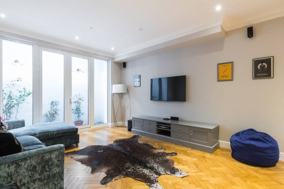 View Large 4-Bed House with a Garden, Fulham in Waterford Road 41 SW6 2DT Large 4-Bed House with a Garden, Fulham in Waterford Road 41 SW6 2DT - Property image 20 - VivreStays