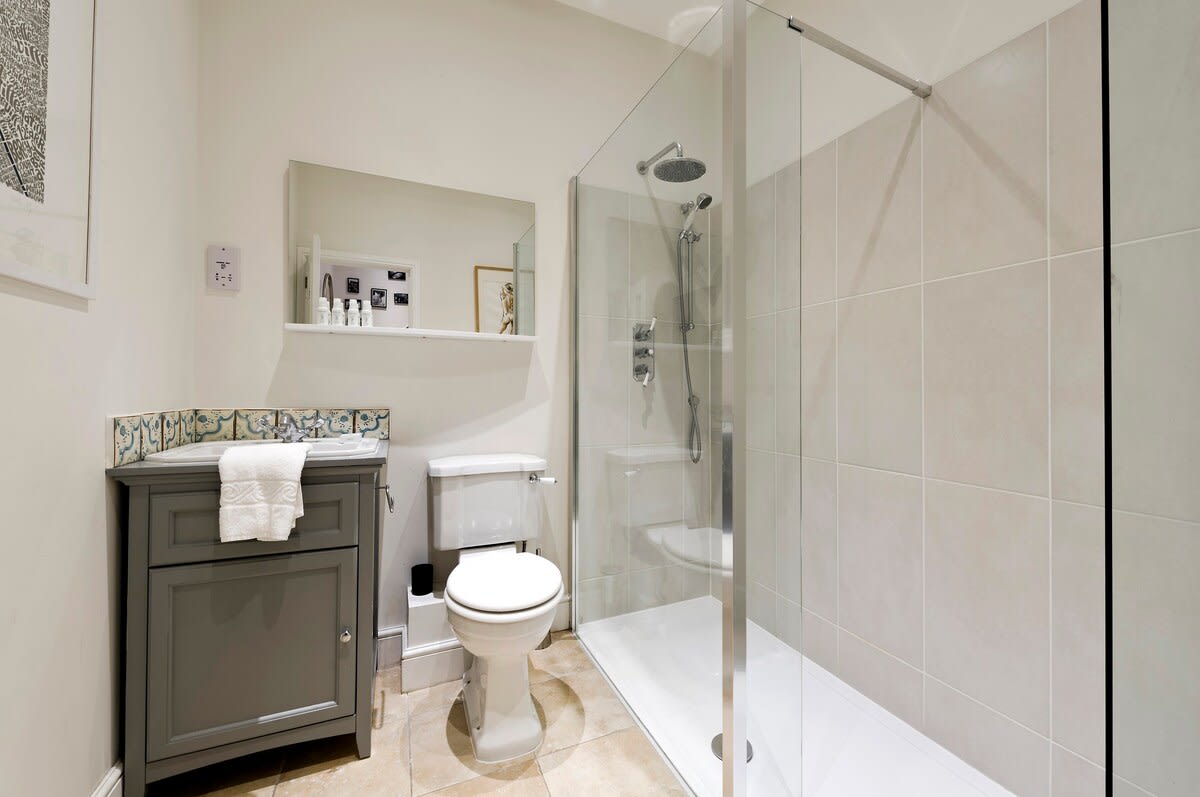 View Large 4-Bed House with a Garden, Fulham in Waterford Road 41 SW6 2DT Large 4-Bed House with a Garden, Fulham in Waterford Road 41 SW6 2DT - Property image 24 - VivreStays