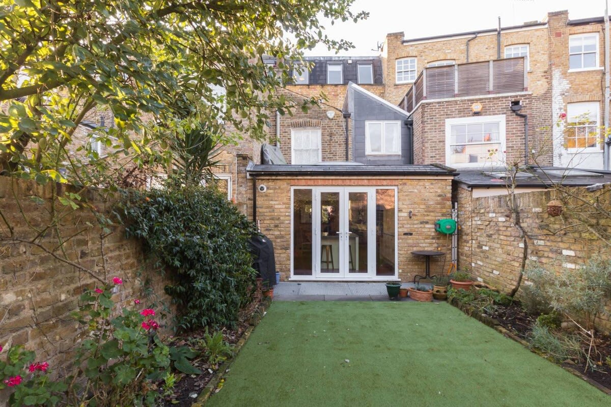 View Large 4-Bed House with a Garden, Fulham in Waterford Road 41 SW6 2DT Large 4-Bed House with a Garden, Fulham in Waterford Road 41 SW6 2DT - Property image 29 - VivreStays