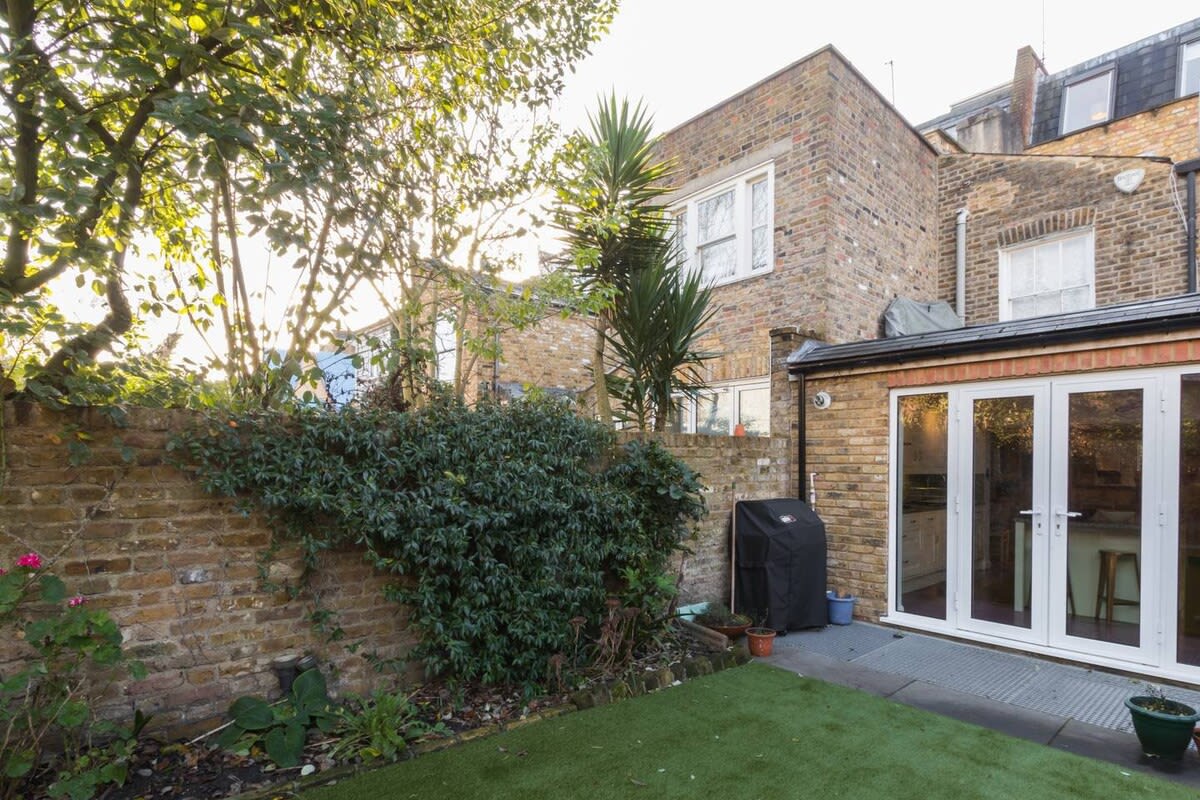 View Large 4-Bed House with a Garden, Fulham in Waterford Road 41 SW6 2DT Large 4-Bed House with a Garden, Fulham in Waterford Road 41 SW6 2DT - Property image 28 - VivreStays