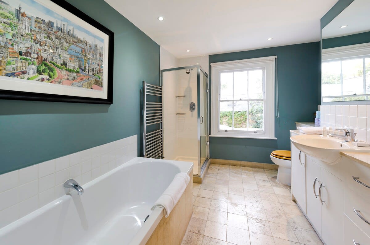 View Large 4-Bed House with a Garden, Fulham in Waterford Road 41 SW6 2DT Large 4-Bed House with a Garden, Fulham in Waterford Road 41 SW6 2DT - Property image 12 - VivreStays