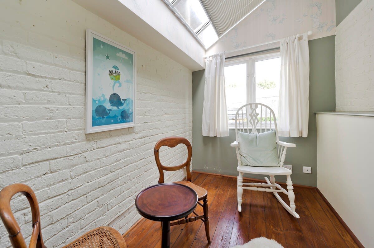 View Large 4-Bed House with a Garden, Fulham in Waterford Road 41 SW6 2DT Large 4-Bed House with a Garden, Fulham in Waterford Road 41 SW6 2DT - Property image 27 - VivreStays