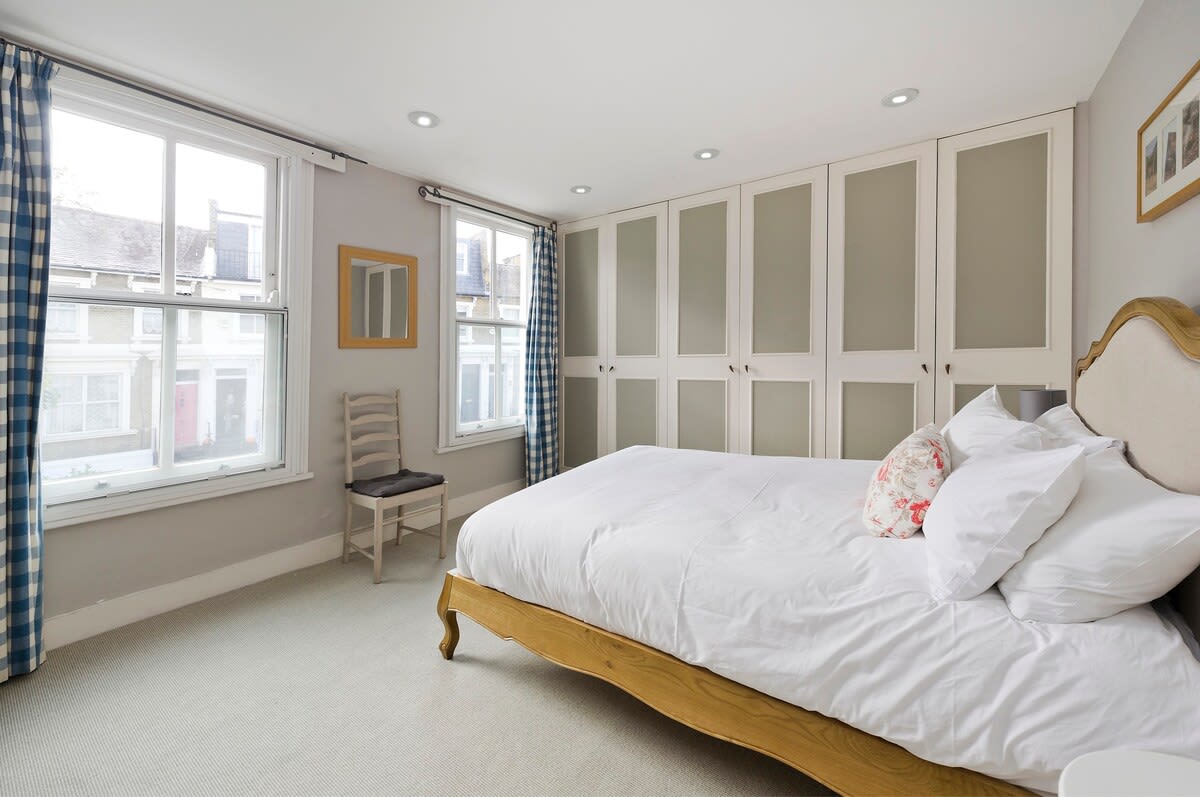 View Large 4-Bed House with a Garden, Fulham in Waterford Road 41 SW6 2DT Large 4-Bed House with a Garden, Fulham in Waterford Road 41 SW6 2DT - Property image 9 - VivreStays