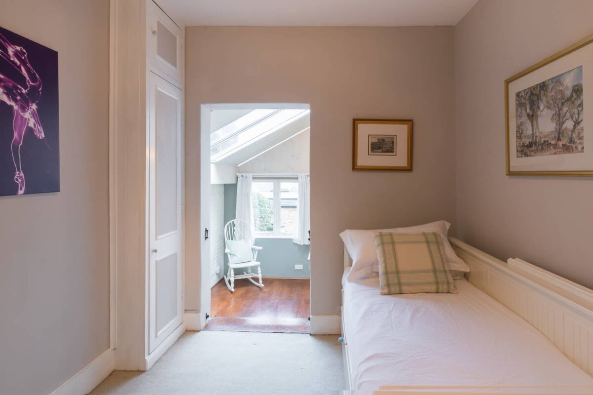 View Large 4-Bed House with a Garden, Fulham in Waterford Road 41 SW6 2DT Large 4-Bed House with a Garden, Fulham in Waterford Road 41 SW6 2DT - Property image 26 - VivreStays