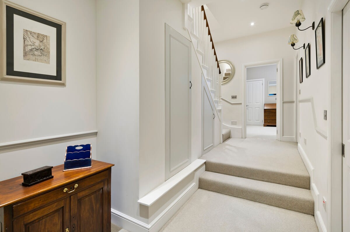 View Large 4-Bed House with a Garden, Fulham in Waterford Road 41 SW6 2DT Large 4-Bed House with a Garden, Fulham in Waterford Road 41 SW6 2DT - Property image 32 - VivreStays