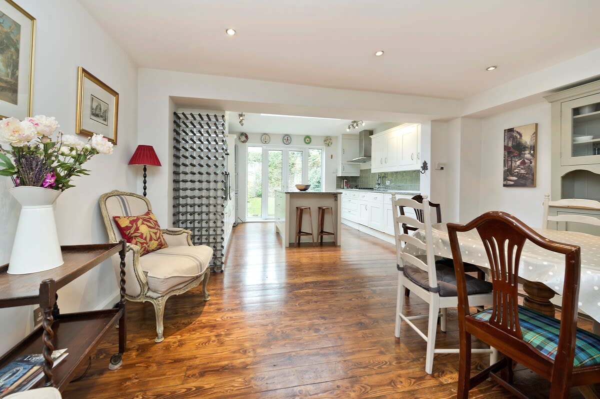 View Large 4-Bed House with a Garden, Fulham in Waterford Road 41 SW6 2DT Large 4-Bed House with a Garden, Fulham in Waterford Road 41 SW6 2DT - Property image 4 - VivreStays