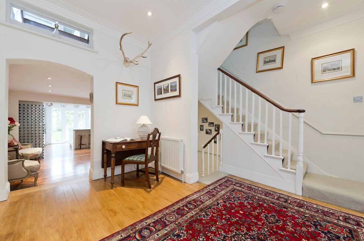 View Large 4-Bed House with a Garden, Fulham in Waterford Road 41 SW6 2DT Large 4-Bed House with a Garden, Fulham in Waterford Road 41 SW6 2DT - Property image 25 - VivreStays