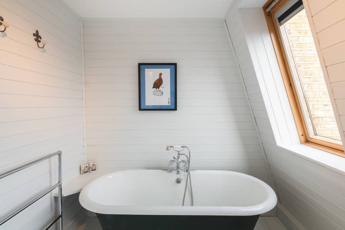 View Large 4-Bed House with a Garden, Fulham in Waterford Road 41 SW6 2DT Large 4-Bed House with a Garden, Fulham in Waterford Road 41 SW6 2DT - Property image 18 - VivreStays