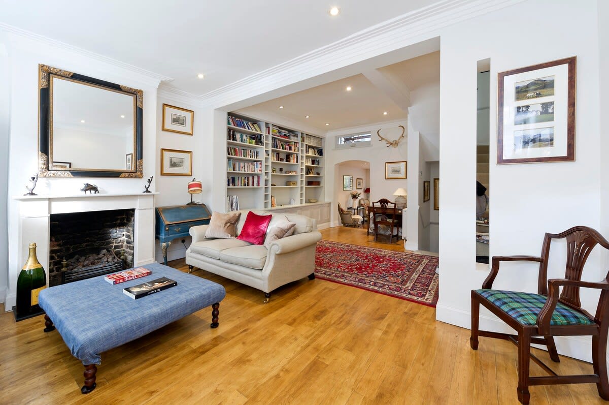 View Large 4-Bed House with a Garden, Fulham in Waterford Road 41 SW6 2DT Large 4-Bed House with a Garden, Fulham in Waterford Road 41 SW6 2DT - Property image 3 - VivreStays