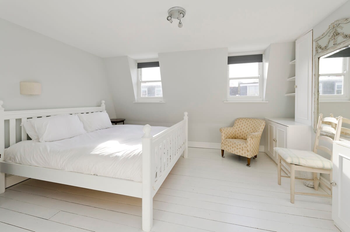 View Large 4-Bed House with a Garden, Fulham in Waterford Road 41 SW6 2DT Large 4-Bed House with a Garden, Fulham in Waterford Road 41 SW6 2DT - Property image 13 - VivreStays