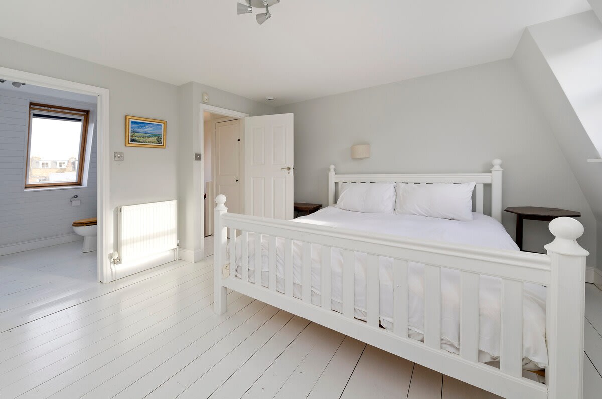 View Large 4-Bed House with a Garden, Fulham in Waterford Road 41 SW6 2DT Large 4-Bed House with a Garden, Fulham in Waterford Road 41 SW6 2DT - Property image 14 - VivreStays