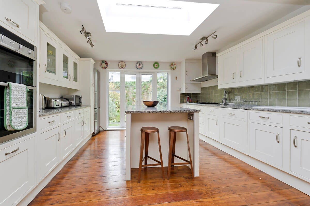 View Large 4-Bed House with a Garden, Fulham in Waterford Road 41 SW6 2DT Large 4-Bed House with a Garden, Fulham in Waterford Road 41 SW6 2DT - Property image 8 - VivreStays