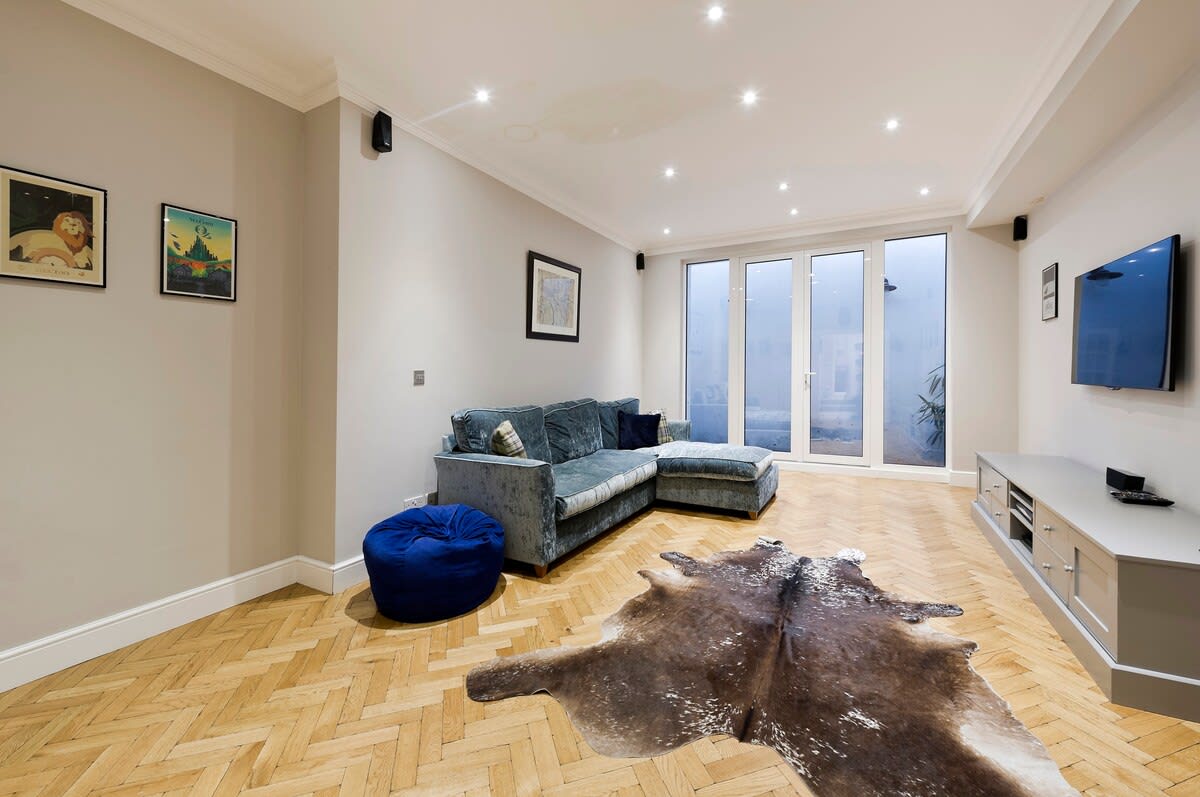 View Large 4-Bed House with a Garden, Fulham in Waterford Road 41 SW6 2DT Large 4-Bed House with a Garden, Fulham in Waterford Road 41 SW6 2DT - Property image 21 - VivreStays