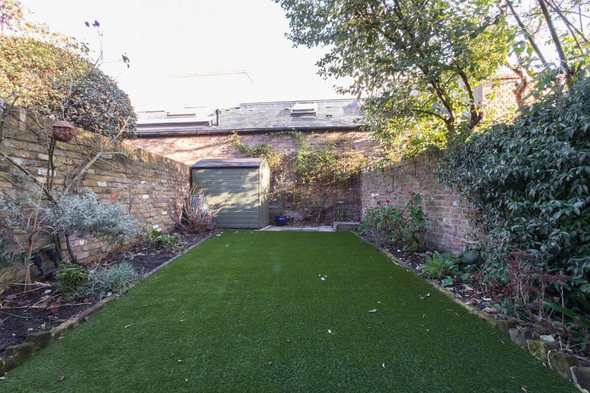 View Large 4-Bed House with a Garden, Fulham in Waterford Road 41 SW6 2DT Large 4-Bed House with a Garden, Fulham in Waterford Road 41 SW6 2DT - Property image 30 - VivreStays