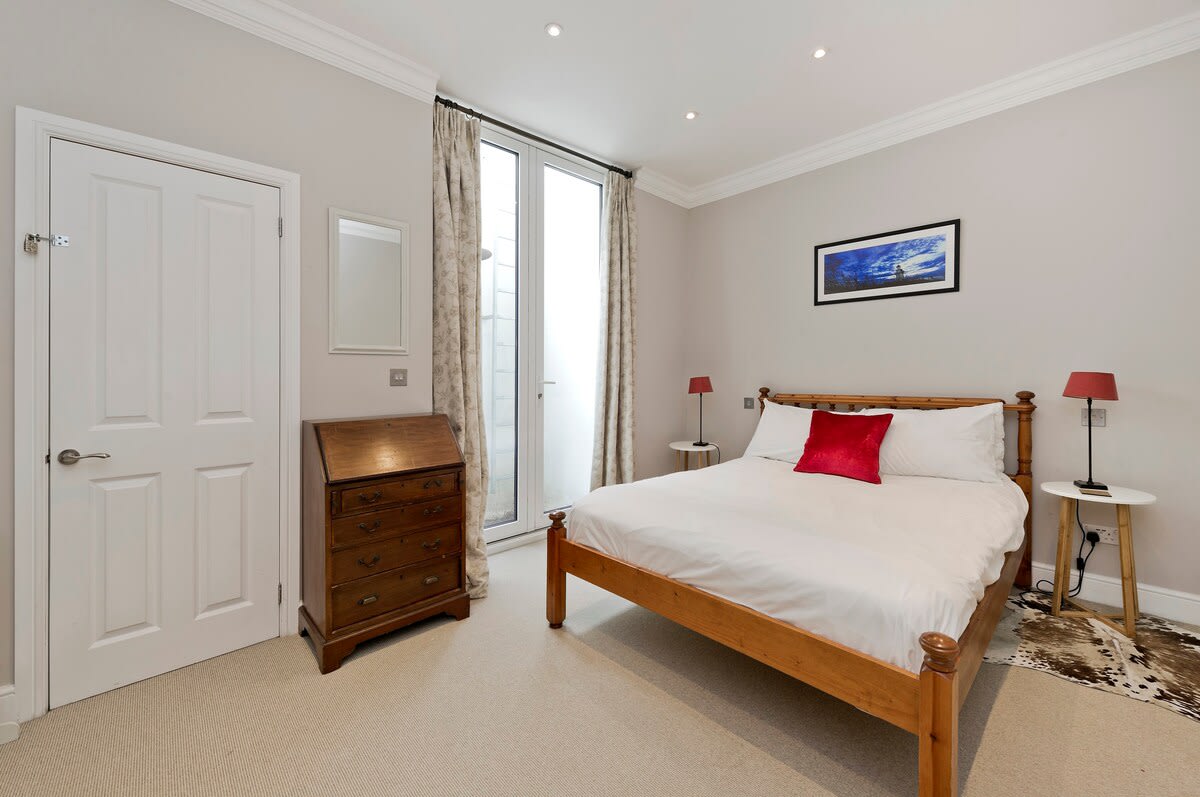 View Large 4-Bed House with a Garden, Fulham in Waterford Road 41 SW6 2DT Large 4-Bed House with a Garden, Fulham in Waterford Road 41 SW6 2DT - Property image 22 - VivreStays