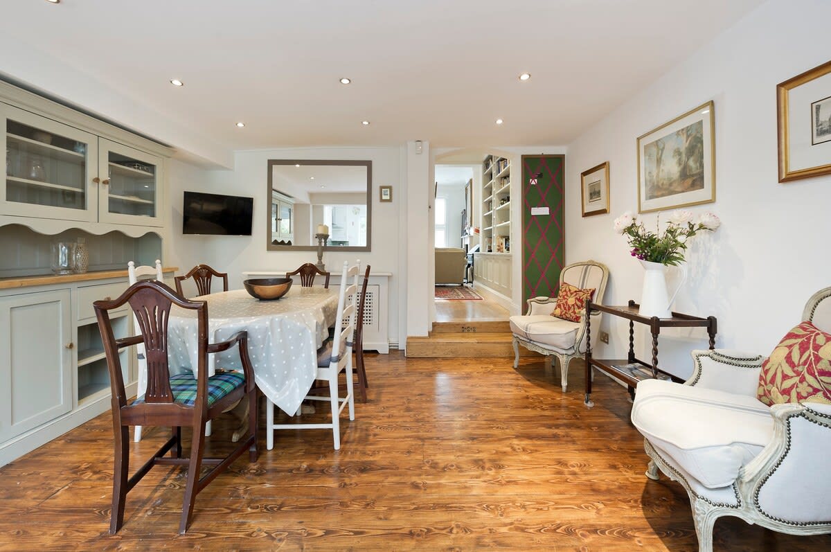 View Large 4-Bed House with a Garden, Fulham in Waterford Road 41 SW6 2DT Large 4-Bed House with a Garden, Fulham in Waterford Road 41 SW6 2DT - Property image 19 - VivreStays