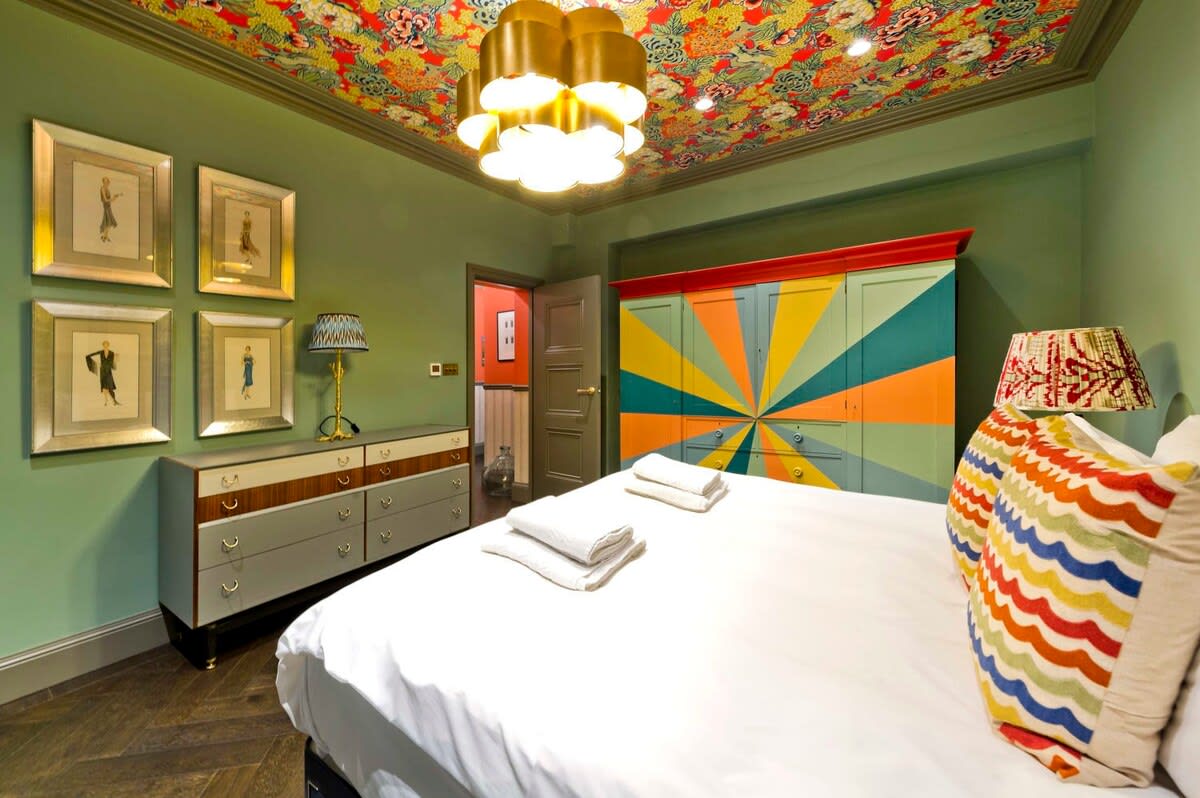 Colourful 3 Bed Kensington Garden Flat in Courtfield Gardens 20 SW5 0PD - Property image 21 - VivreStays