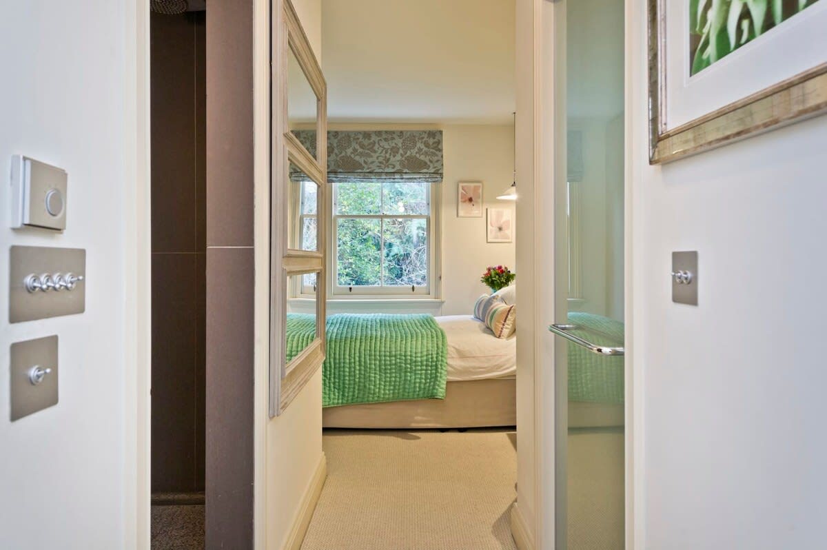 View Charming 1 Bed Flat, Chelsea in Westgate Terrace 26 SW10 9BJ Charming 1 Bed Flat, Chelsea in Westgate Terrace 26 SW10 9BJ - Property image 24 - VivreStays