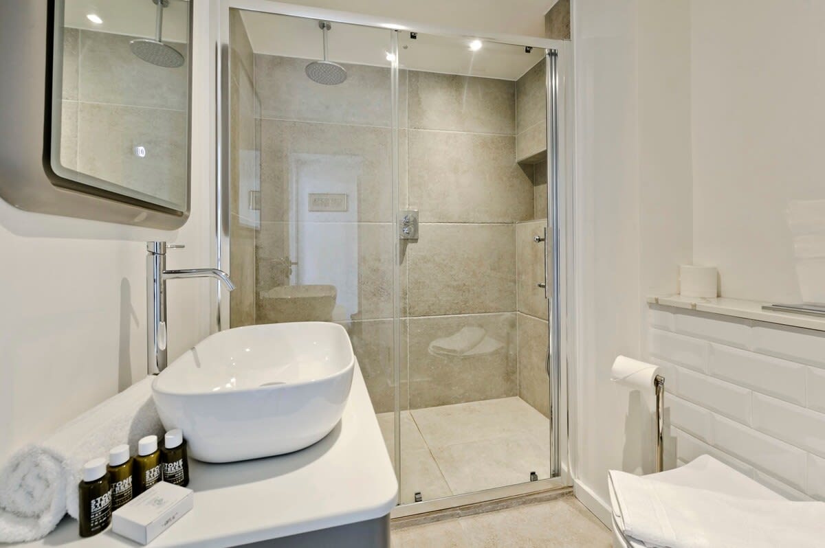 Large & Wonderful 1 Bed, Pimlico in Belgrave Road 130 SW1V 2BL - Property image 11 - VivreStays