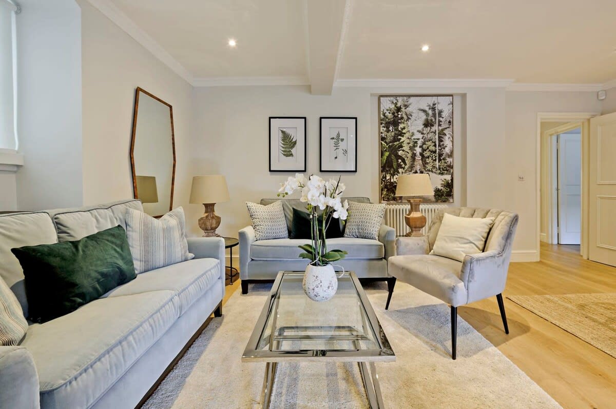 Large 2 Bedroom Kensington Garden Flat - Picture 1