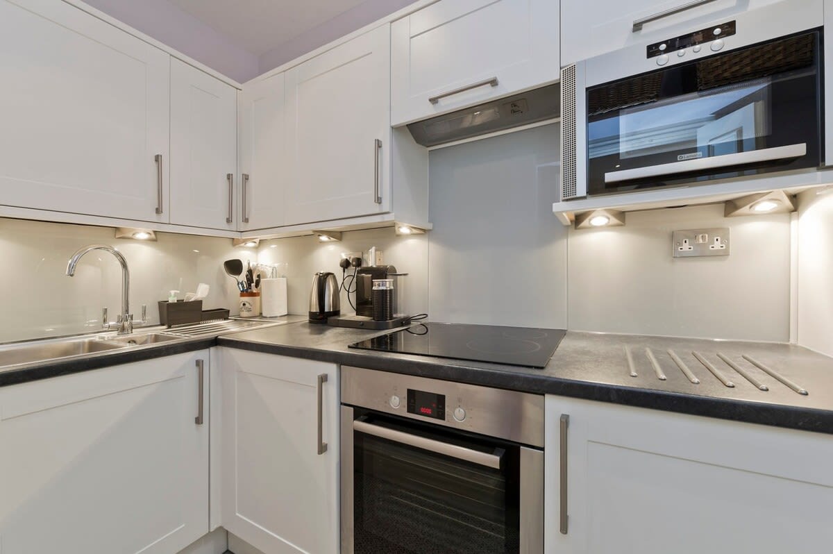 Spacious Studio Flat, Holland Park in 85 Holland Park W11 3RZ - Property image 8 - VivreStays