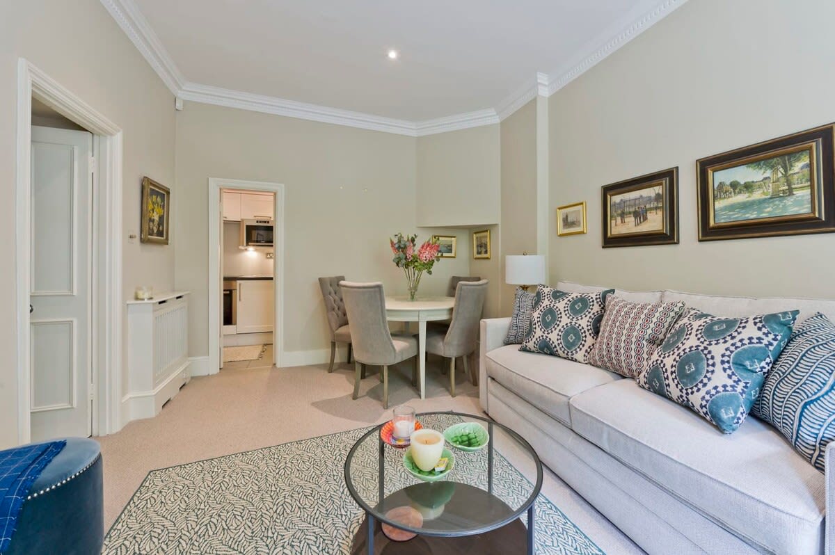 Spacious Studio Flat, Holland Park in 85 Holland Park W11 3RZ - Property image 2 - VivreStays