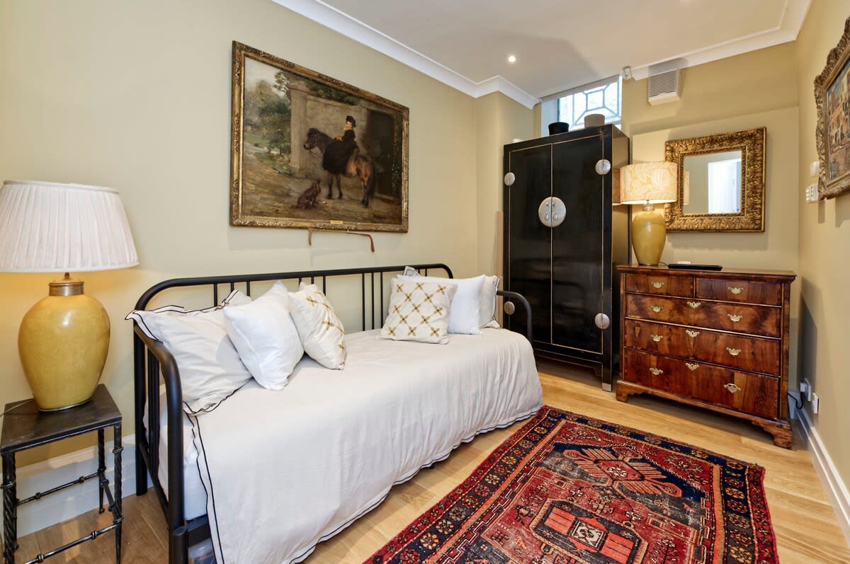 Gorgeous 4-bed House Near Museums & Hyde Park in 41 Queen's Gate Mews SW7 5QN - Property image 6 - VivreStays
