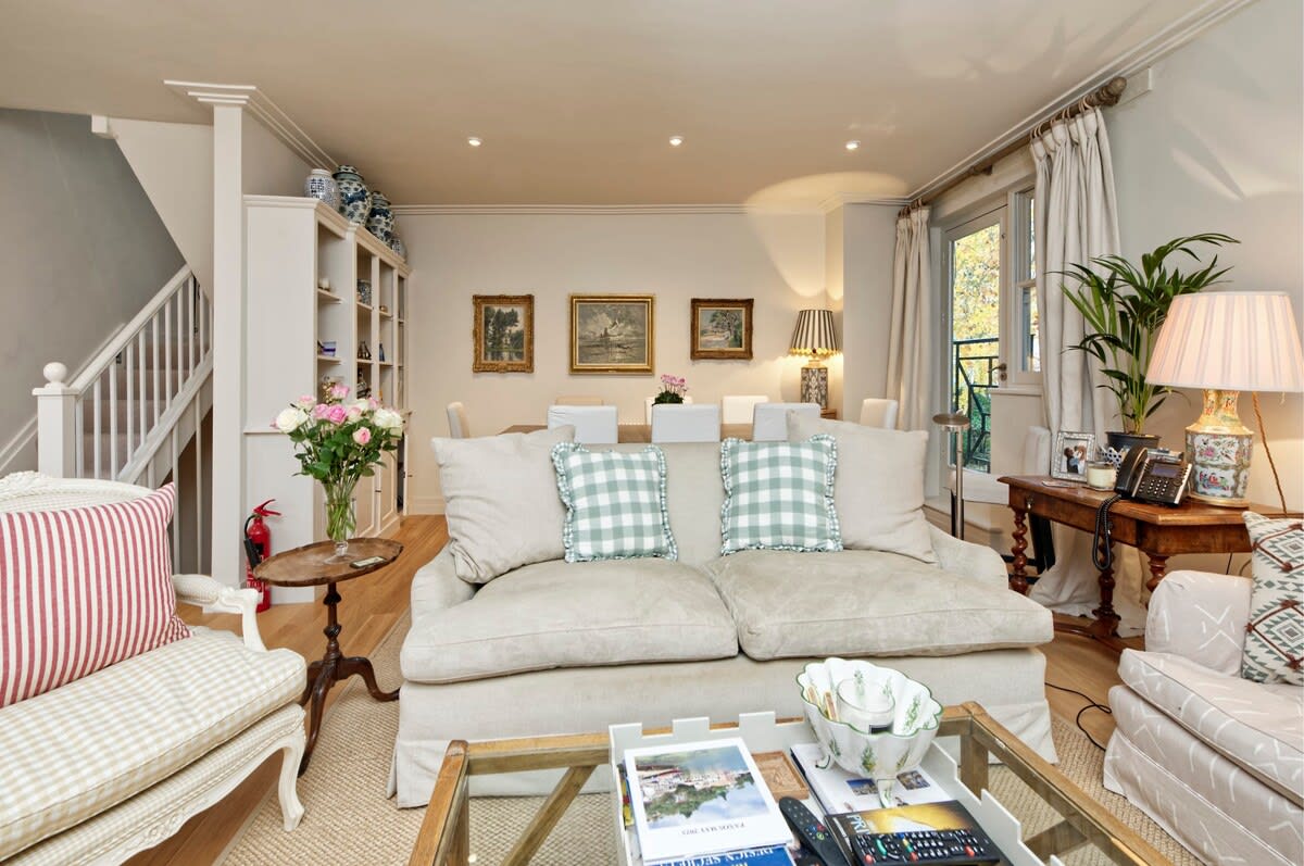 Gorgeous 4-bed House Near Museums & Hyde Park in 41 Queen's Gate Mews SW7 5QN - Property image 18 - VivreStays