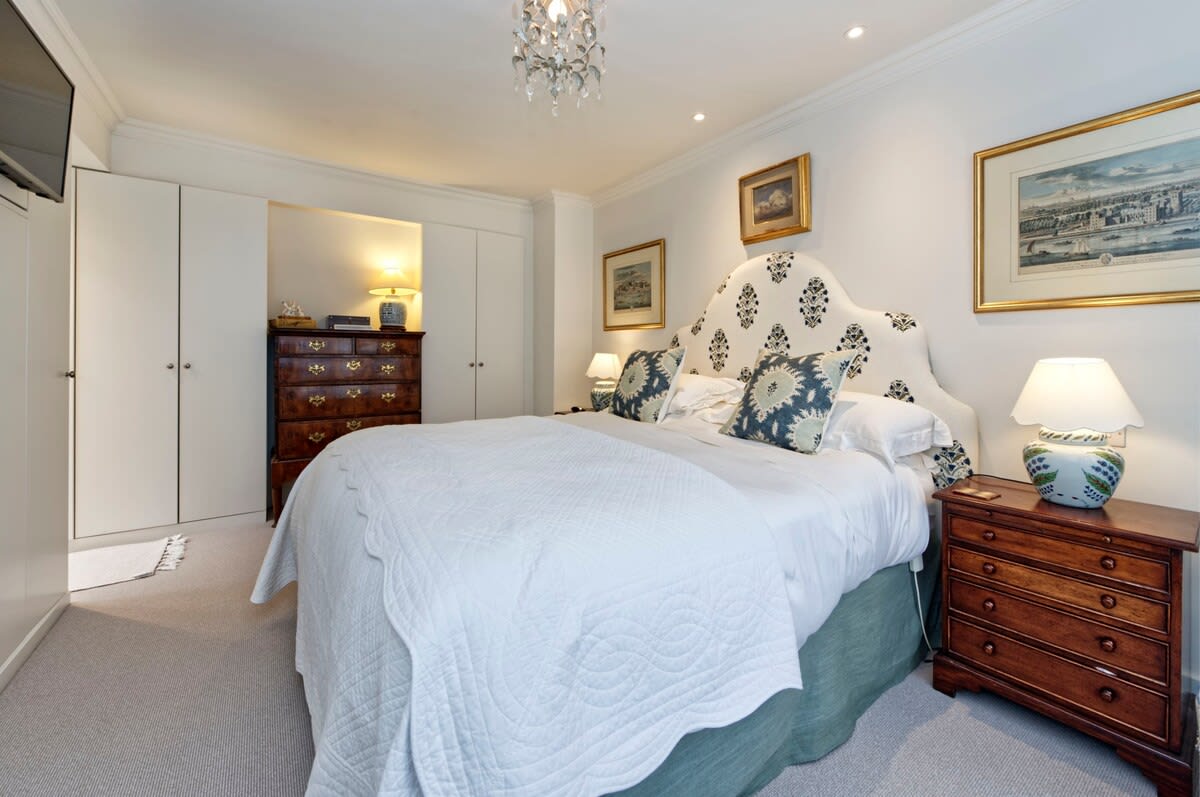 Gorgeous 4-bed House Near Museums & Hyde Park in 41 Queen's Gate Mews SW7 5QN - Property image 7 - VivreStays
