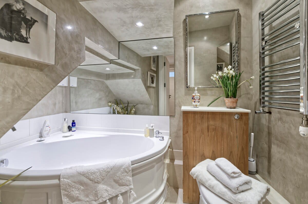 Gorgeous 4-bed House Near Museums & Hyde Park in 41 Queen's Gate Mews SW7 5QN - Property image 9 - VivreStays