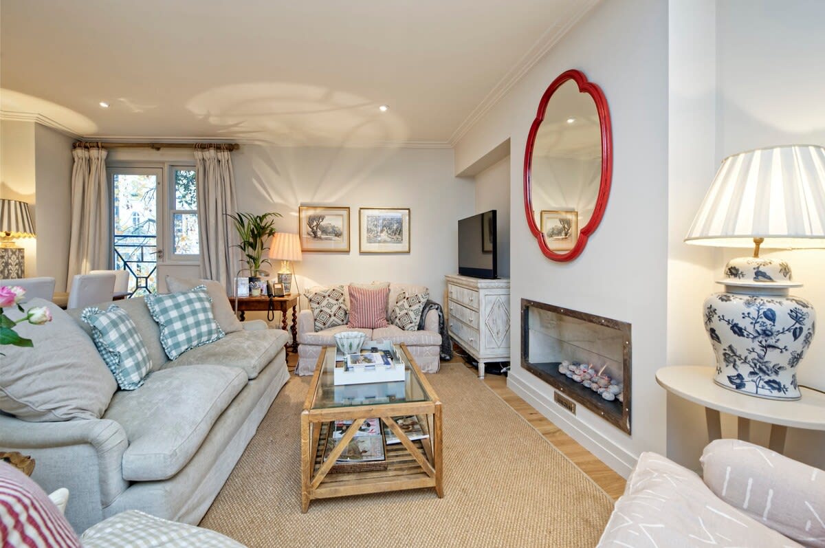 Gorgeous 4-bed House Near Museums & Hyde Park in 41 Queen's Gate Mews SW7 5QN - Property image 21 - VivreStays