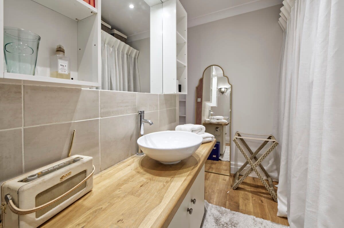 Gorgeous 4-bed House Near Museums & Hyde Park in 41 Queen's Gate Mews SW7 5QN - Property image 14 - VivreStays