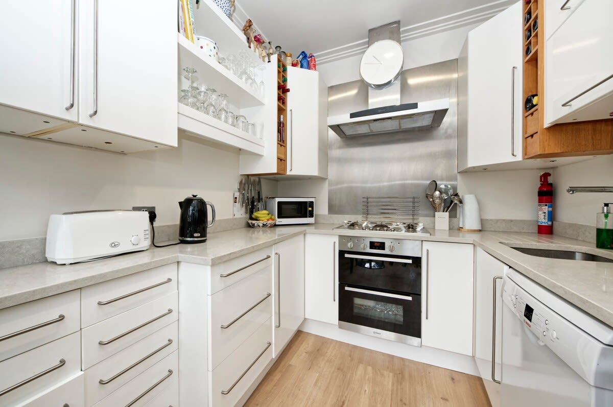 Gorgeous 4-bed House Near Museums & Hyde Park in 41 Queen's Gate Mews SW7 5QN - Property image 4 - VivreStays